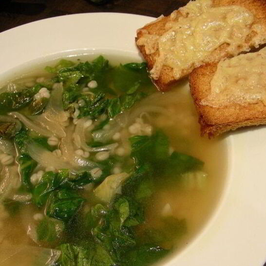 Рецепт супа с карамелизированным луком, перловкой и листовой капустой