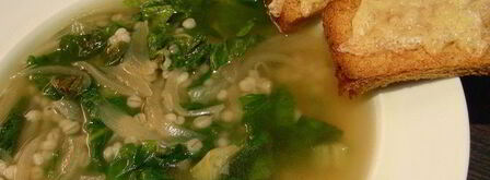 суп с карамелизированным луком, перловкой и листовой капустой. Шаг 9