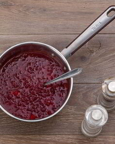 Горячий свекольник со сметаной