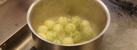 холодный свекольник со свежим огурцом и горячий картофель с укропом. Шаг 4