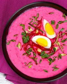 Свекольник на кефире с редисом и салатом