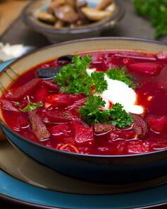 Теплый свекольник с мясом и ботвой