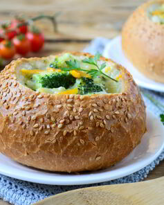 Сырный суп с брокколи в булочках