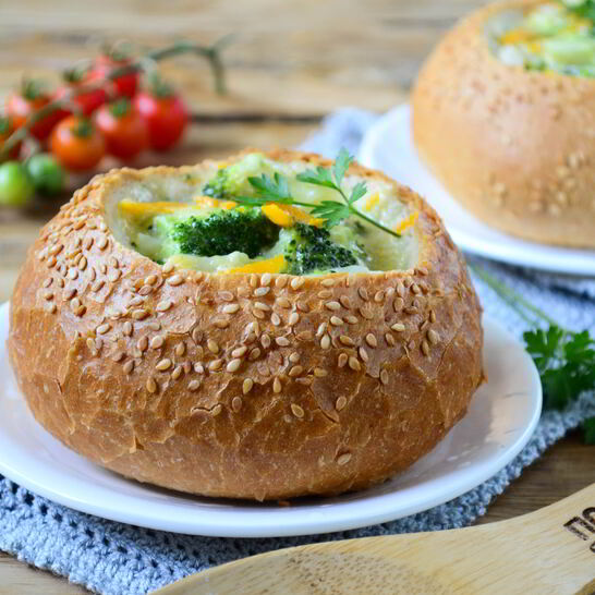 Рецепт сырного супа с брокколи в булочках