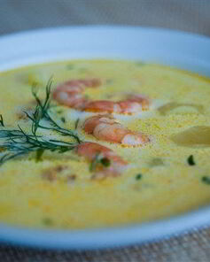 Сырный суп с креветками и зеленью