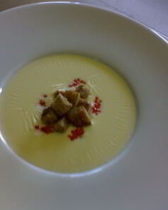 Сырный суп с крутонами и красной икрой