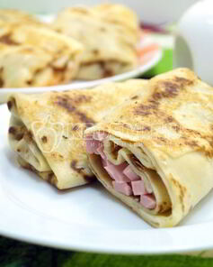 Блины с колбасой и сыром