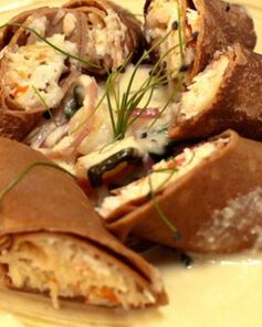 Каштановые блины с крабовым муссом и соусом из шампанского