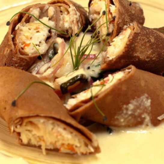 Рецепт каштановых блинов с крабовым муссом и соусом из шампанского
