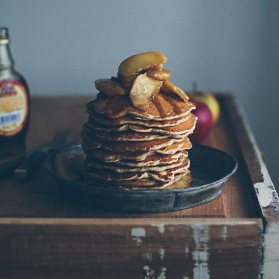 Рецепт панкейков с яблоками, корицей и кленовым сиропом