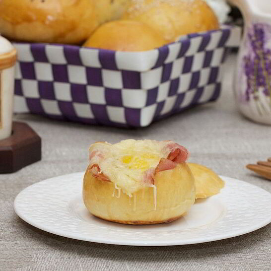 Рецепт булочек с беконом и яйцом