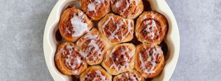 булочки с корицей из слоеного теста. Шаг 14