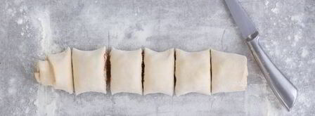 булочки с корицей из слоеного теста. Шаг 10