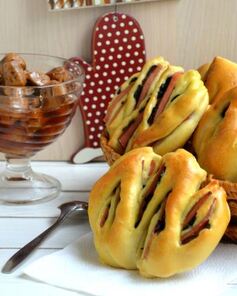 Булочки-тюльпаны с колбасой