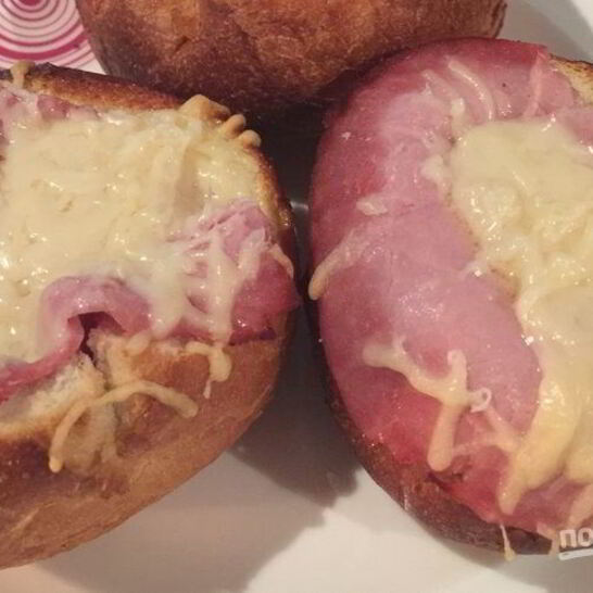 Рецепт горячих булочек с яйцом, сыром и ветчиной на завтрак