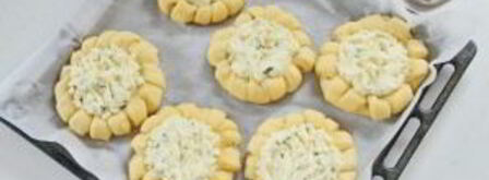 ватрушки с творогом, брынзой и зеленью. Шаг 14