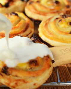 Ватрушки с творогом в сметанной заливке