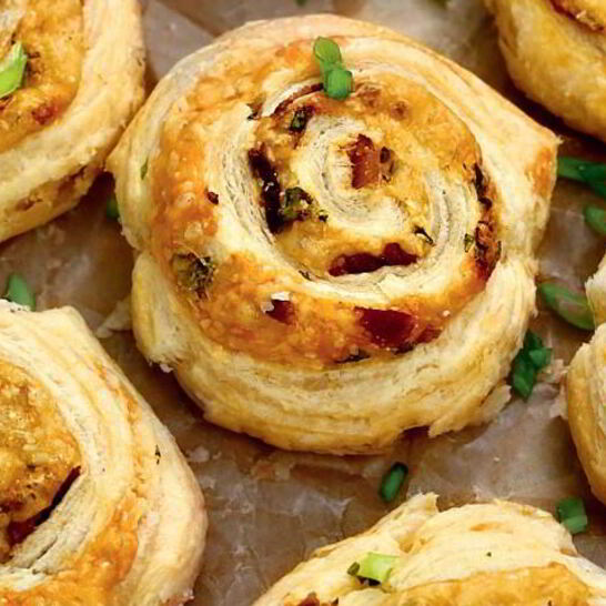 Рецепт закусочных булочек с сыром и беконом