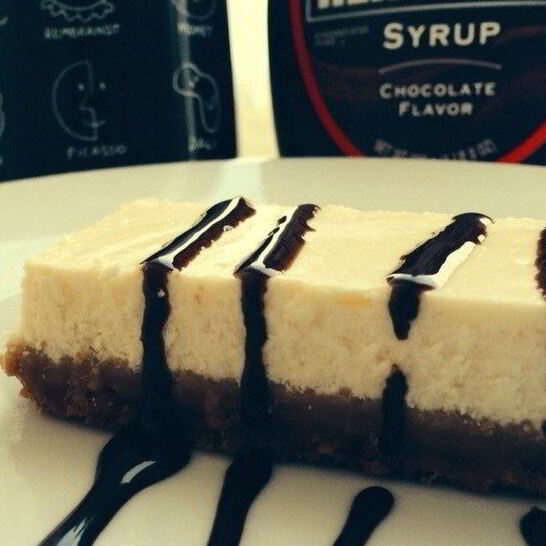 Рецепт легкого чизкейка с шоколадным соусом