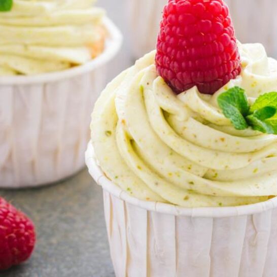 Рецепт капкейков с малиной и фисташковым кремом