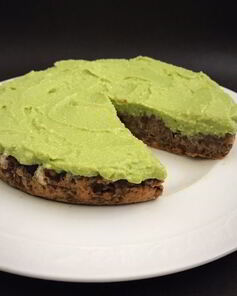 Кекс из гречки с кремом из авокадо