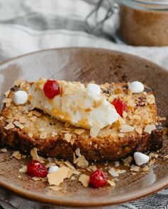 Кекс с финиками, вишней и сливочным кремом