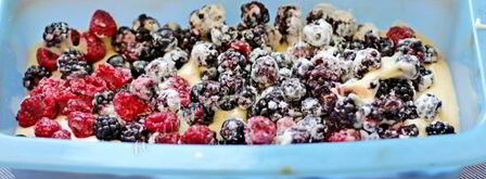 кекс с маком, какао и ягодами. Шаг 12