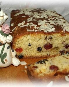 Кекс с вяленой вишней, арахисом и шоколадом