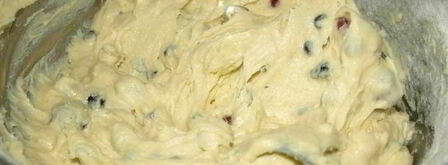 кекс с вяленой вишней, арахисом и шоколадом. Шаг 5