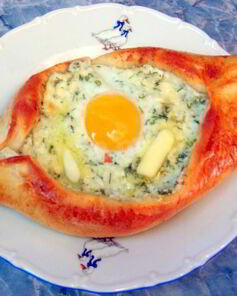 Хачапури лодочка по аджарски с яйцом