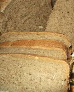 Черный хлеб с маринованным чесноком