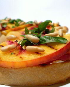 Чиабатта с нектарином-гриль, козьим сыром, базиликом и кедровыми орешками