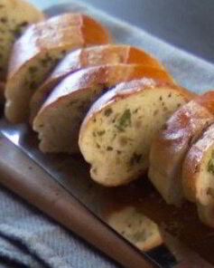 Закусочный багет с сыром и зеленью