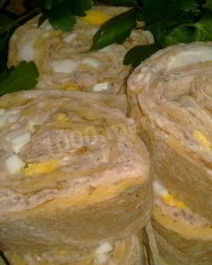 Фаршированный лаваш с рыбой, сыром, чесноком, зеленью