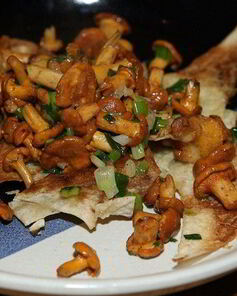 Грибы с пармезаном и зеленым луком на чипсах из лаваша