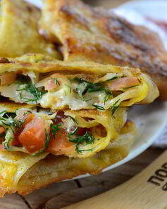 Конвертики из лаваша с сыром и помидорами