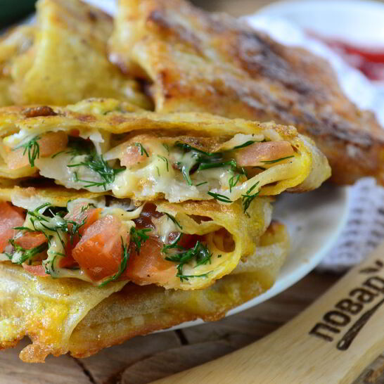 Рецепт конвертиков из лаваша с сыром и помидорами