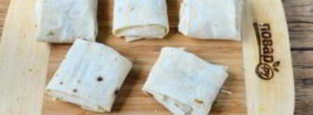 конвертики из лаваша с сыром и помидорами. Шаг 6