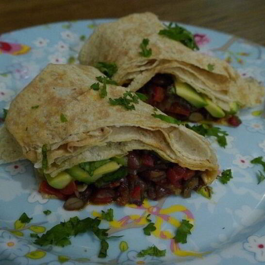 Рецепт лаваша с ароматной фасолью и авокадо