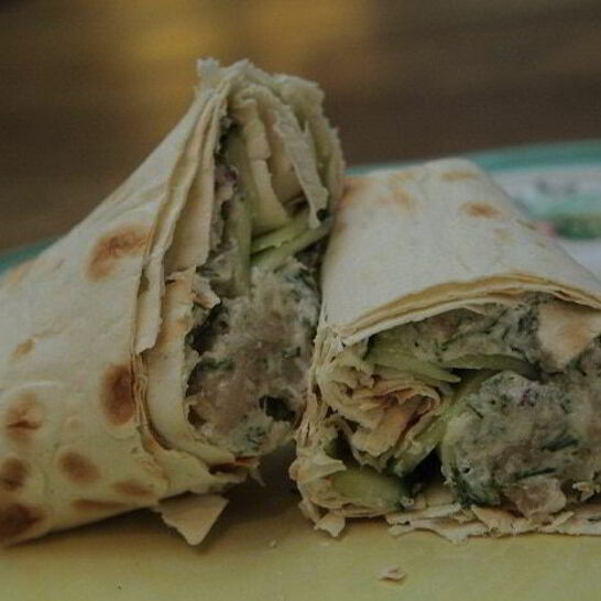 Рецепт лаваша с копченой скумбрией, огурцом и хреном