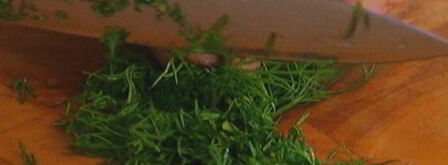 лаваш с копченой скумбрией, огурцом и хреном. Шаг 3