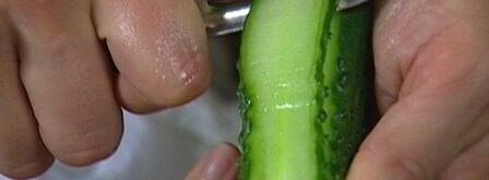 лаваш с копченой скумбрией, огурцом и хреном. Шаг 7