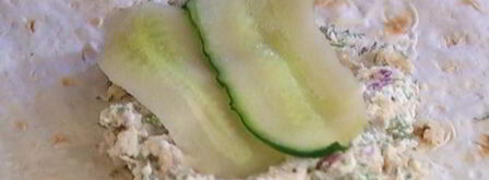 лаваш с копченой скумбрией, огурцом и хреном. Шаг 8