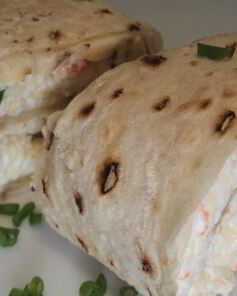 Рулетики из лаваша с крабовыми палочками