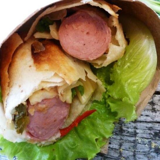 Рецепт сосиски в лаваше с маринованным огурцом и сыром