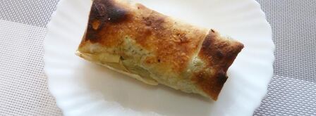 сосиска в лаваше с маринованным огурцом и сыром. Шаг 4