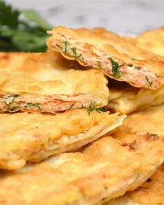 Тонкий лаваш с крабовыми палочками и яйцом