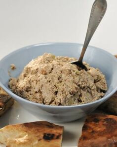 Закуска из лаваша с соусом из перца