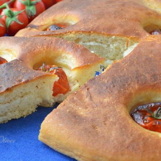 Рецепт ароматной фокаччи с помидорками черри и чесночным маслом