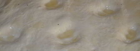 ароматная фокачча с помидорками черри и чесночным маслом. Шаг 11